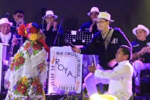 Parejas de jaraneros se comprometen Suemy Carolina Argáez Kauil, oriunda de Tizimín, y su novio Misael Dzul Huex, de Yaxcabá, el joven Leobardo May tomó la mano de su novio Carlos Cetzal