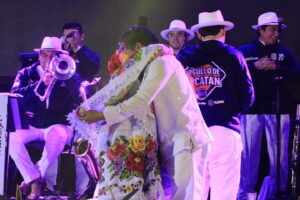 Quienes sin dudarlo les dieron el tan ansiado “¡Sí!”, entre aplausos y gritos de apoyo de los cientos de jaraneros y del público asistente