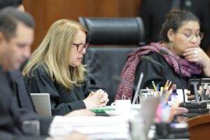 La ministra Loretta Ortiz durante la sesión de la SCJN donde se determinó que los antecedentes penales deben ser conservados en casos de delitos graves, bajo resguardo del Estado y sin acceso público.