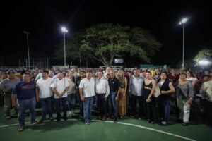 Las Obras en Telchac Pueblo amplían deporte nocturno con nueva iluminación en el campo de béisbol “Independencia”, permitiendo que familias y deportistas disfruten de espacios seguros y activos también por la noche.