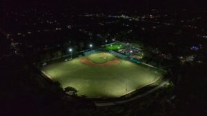 Con las Obras en Telchac Pueblo amplían deporte nocturno, niñas, niños y jóvenes de la comunidad cuentan ahora con espacios deportivos iluminados, dignos y seguros para practicar deporte y fomentar hábitos saludables.