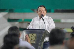 El Gobernador Joaquín Díaz Mena supervisó personalmente los trabajos que forman parte de las Obras en Telchac Pueblo amplían deporte nocturno, fortaleciendo la convivencia familiar y el acceso al deporte en horarios nocturnos.