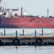 Petrolero vinculado a Irán se disfraza de Rusia para huir de EEUU