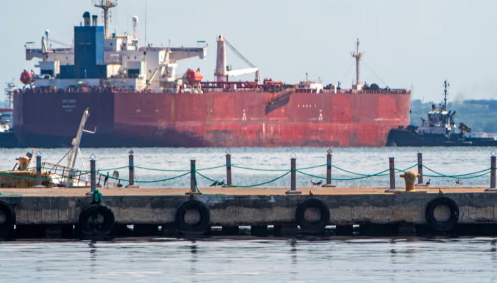 Petrolero vinculado a Irán se disfraza de Rusia para huir de EEUU