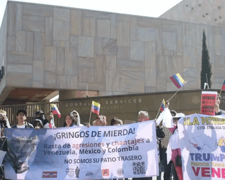 Protestan en CDMX frente a embajada de EEUU por los recientes eventos de Venezuela
