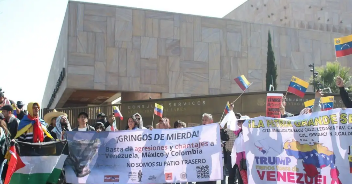 Protestan en CDMX frente a embajada de EEUU por los recientes eventos de Venezuela