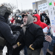 Policías y manifestantes se enfrentan en Minneapolis tras asesinato de una mujer