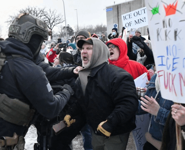 Policías y manifestantes se enfrentan en Minneapolis tras asesinato de una mujer