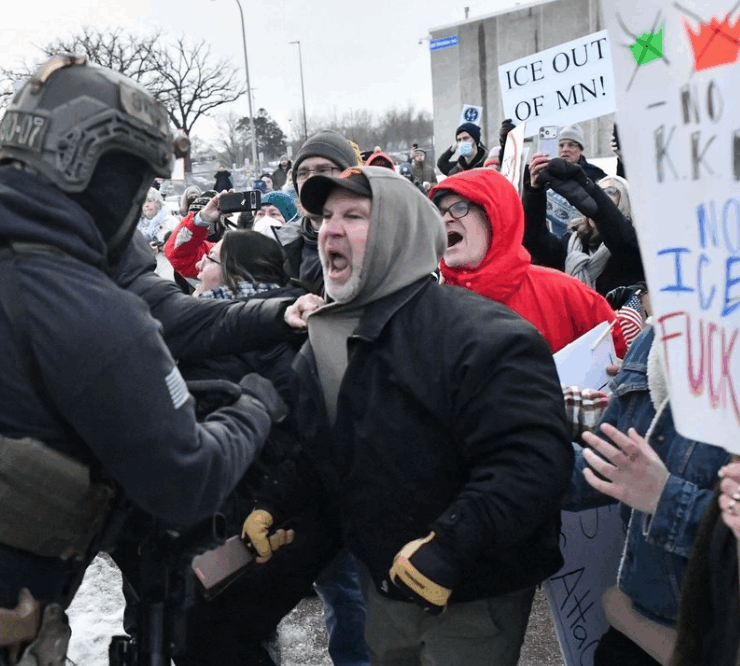 Policías y manifestantes se enfrentan en Minneapolis tras asesinato de una mujer