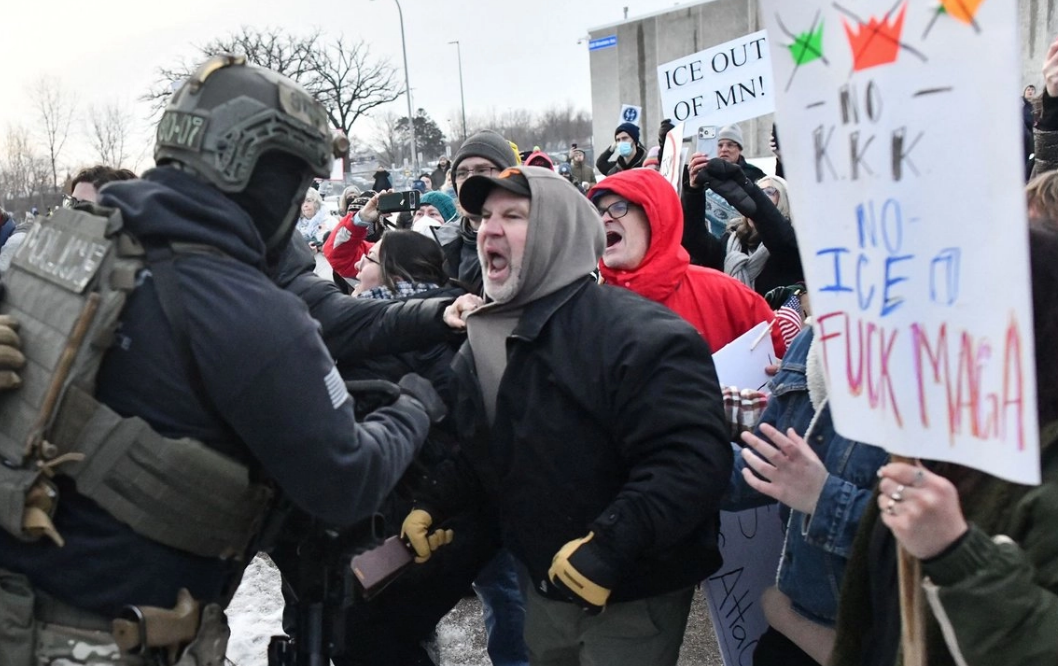 Policías y manifestantes se enfrentan en Minneapolis tras asesinato de una mujer