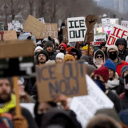 Las protestas contra el ICE siguen, miles se reúnen en las calles para manifestarse