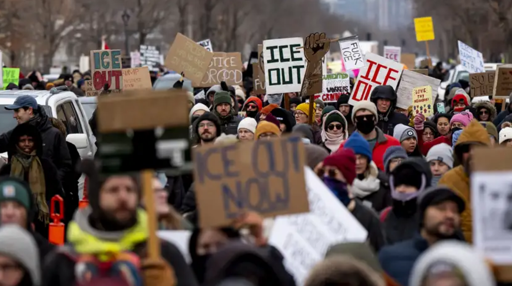 Las protestas contra el ICE siguen, miles se reúnen en las calles para manifestarse