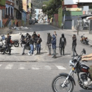 Colectivos armados en Venezuela buscan ciudadanos norteamericanos tras la captura de Maduro