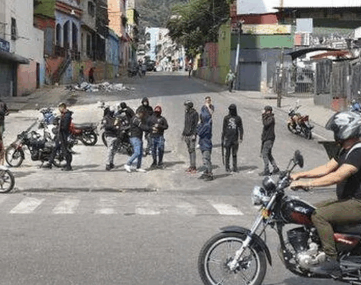 Colectivos armados en Venezuela buscan ciudadanos norteamericanos tras la captura de Maduro