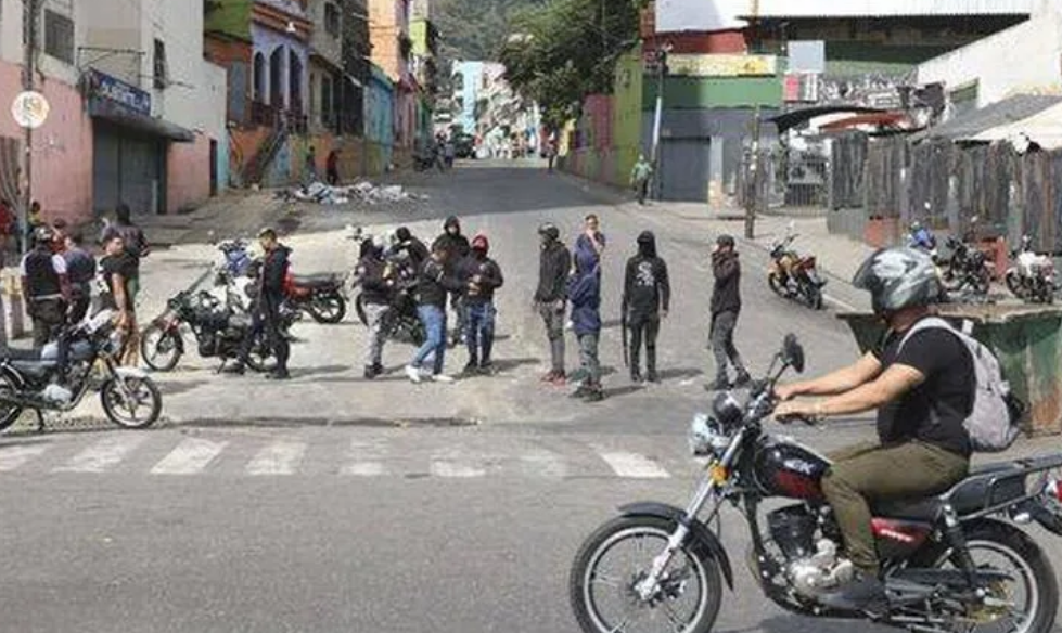 Colectivos armados en Venezuela buscan ciudadanos norteamericanos tras la captura de Maduro