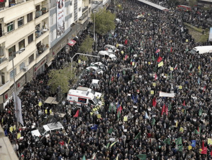 Miles llenan plazas de Irán en apoyo al gobierno y repulsión a EEUU e Israel