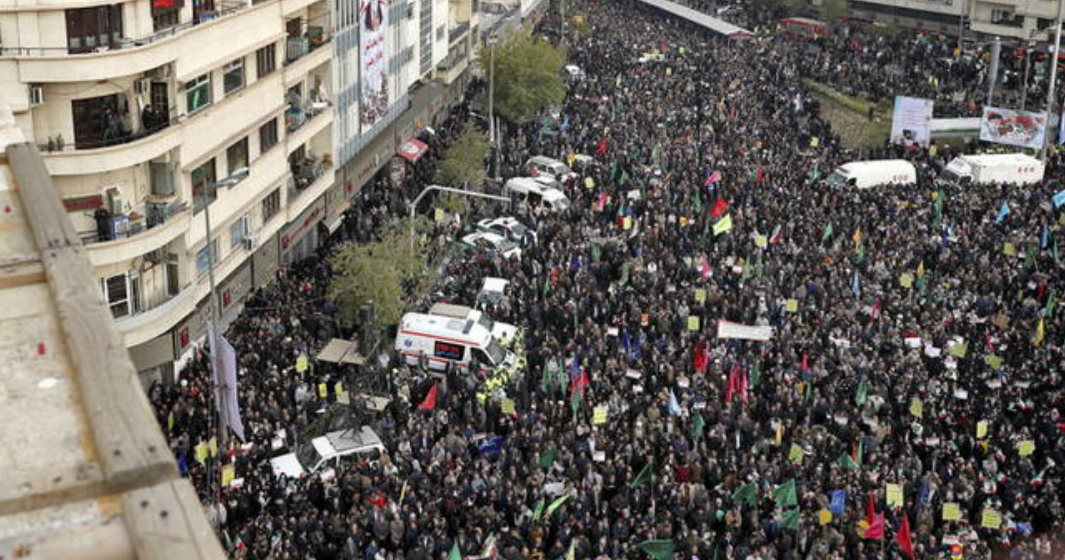 Miles llenan plazas de Irán en apoyo al gobierno y repulsión a EEUU e Israel