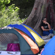 Venezolanos acampan afuera de las cárceles esperando liberación de políticos