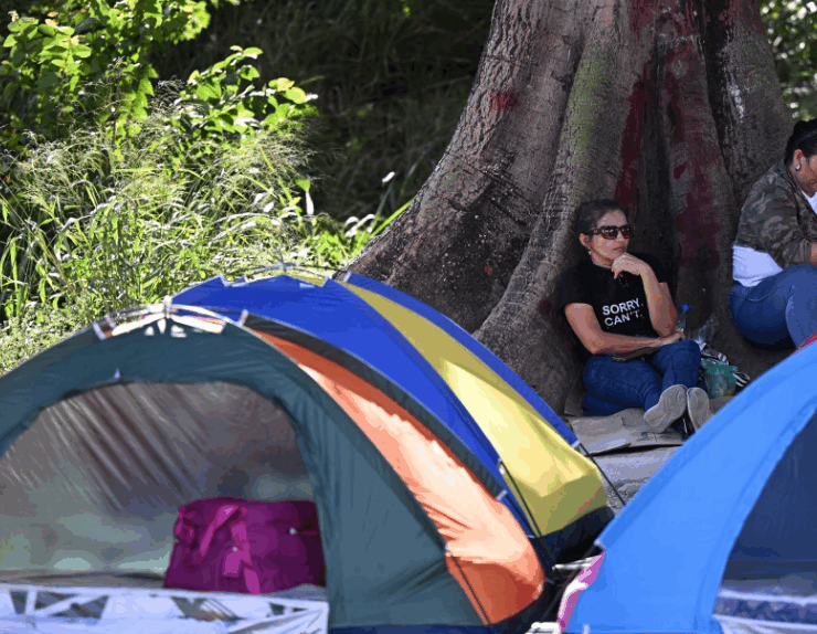 Venezolanos acampan afuera de las cárceles esperando liberación de políticos