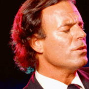 Julio Iglesias es acusado por exempleadas de agresión s*xual