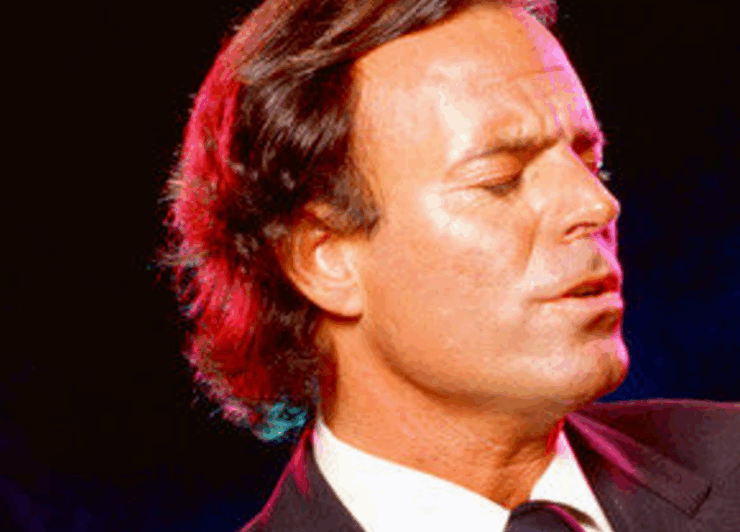 Julio Iglesias es acusado por exempleadas de agresión s*xual