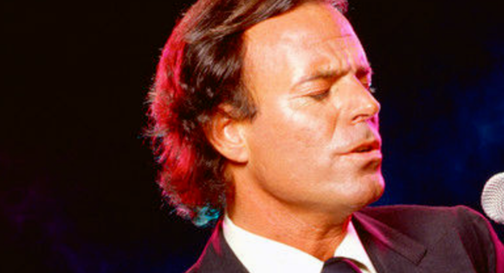 Julio Iglesias es acusado por exempleadas de agresión s*xual