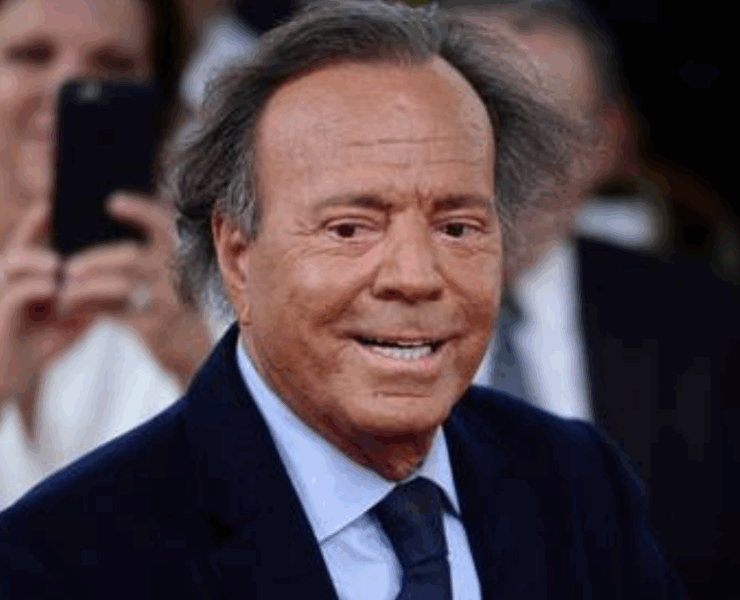 Julio Iglesias prepara defensa contra las acusaciones en su contra