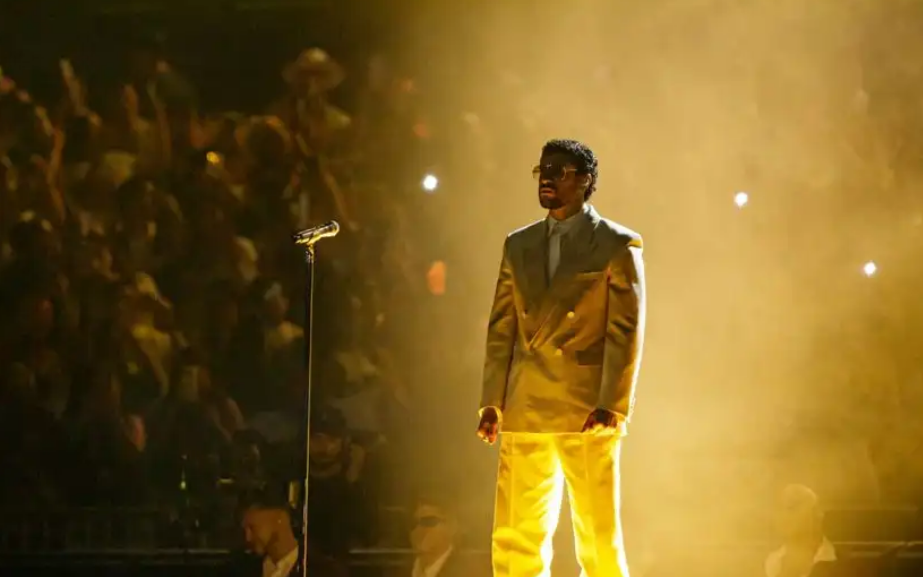 Bad Bunny se prepara para bailar salsa en pleno Super Bowl