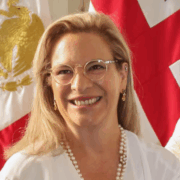 Josefa González-Blanco abandona la Embajada de Reino Unido con 16 denuncias por acoso laboral