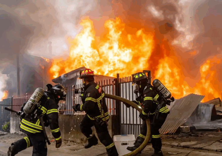 Incendios forestales arrasan comunidades en Chile dejando varios fallecidos