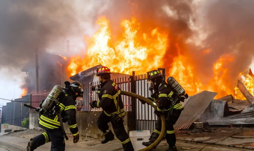 Incendios forestales arrasan comunidades en Chile dejando varios fallecidos