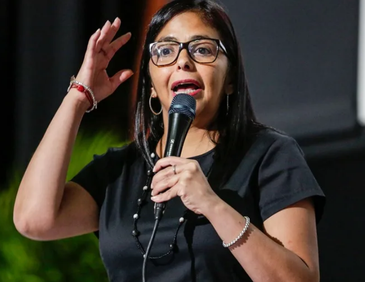 Delcy Rodríguez dice no recibir ordenes de externos