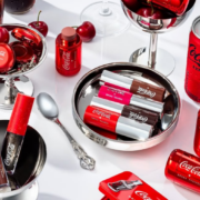 Coca-Cola lanza una línea de maquillaje junto a una influencer
