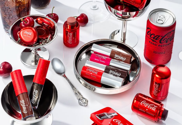 Coca-Cola lanza una línea de maquillaje junto a una influencer