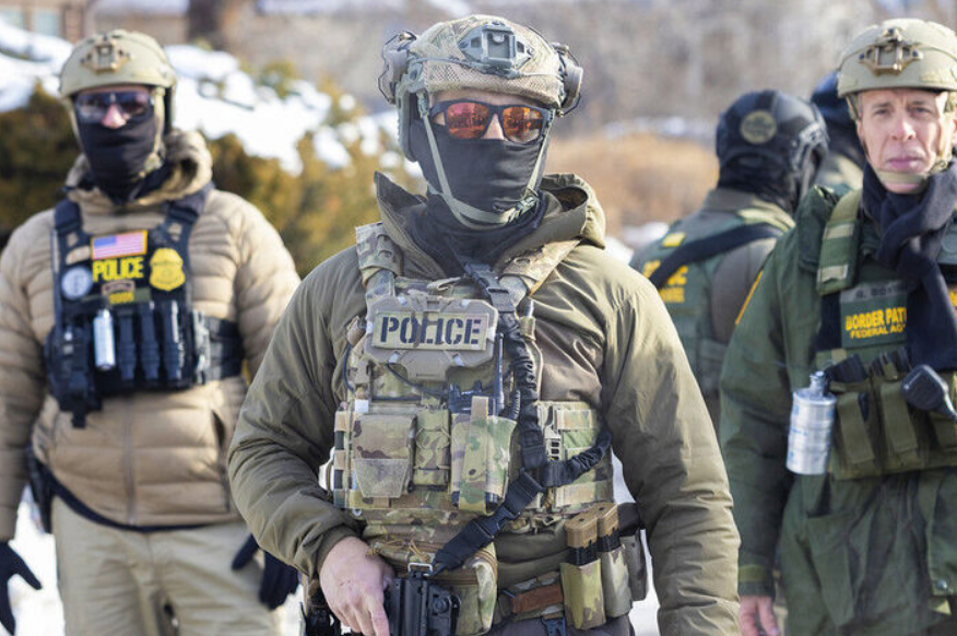 ICE libera a ecuatoriano detenido por "error" tras recibir orden de un juez