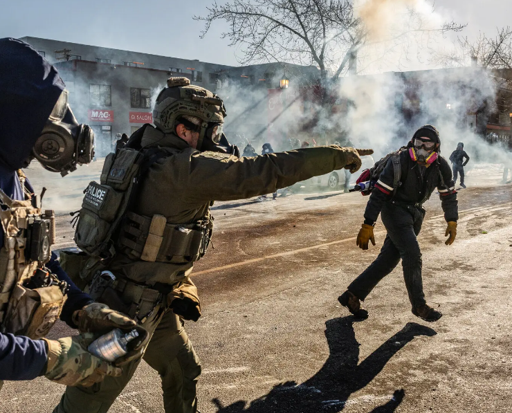 Ecuador se opone a ICE, intentaron entrar a su consulado en Mineápolis