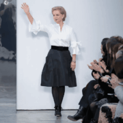 Carolina Herrera redefine el pantalón blanco