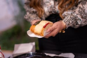 Con la suma de voluntades entre el DIF Yucatán y la iniciativa privada, niñas, niños y adolescentes de Casa Otoch compartieron una tarde llena de alegría con la tradicional Rosca de Reyes