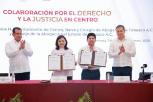 La alcaldesa Yolanda Osuna Huerta durante la firma de los convenios de colaboración con asociaciones de abogados, que fortalecen el acceso a la justicia y la atención integral a mujeres en situación de vulnerabilidad en el municipio de Centro.