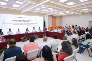 Autoridades municipales, representantes del Congreso del Estado y colegios de abogados atestiguan la firma de los convenios que impulsan una justicia con perspectiva de género y respaldo legal especializado para las mujeres de Centro.