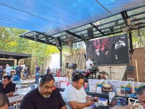 Sergio Vadillo convive con periodistas durante el convivio navideño, donde ofreció su amistad y reafirmó su cercanía con la prensa yucateca.