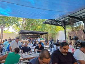 Sergio Vadillo dialoga de manera cercana con comunicadores durante el convivio, reafirmando una relación de respeto, amistad y apertura con la prensa.