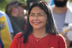 La designación de Delcy Rodríguez como Presidenta interina tras detención de Maduro marca un punto de quiebre en la política venezolana, con reacciones inmediatas dentro y fuera del país ante el nuevo escenario institucional.