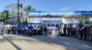 Autoridades de salud y personal naval coordinan labores de recolección de llantas y residuos sólidos durante la Campaña de descacharrización en Centla, como parte de las acciones preventivas contra el dengue.