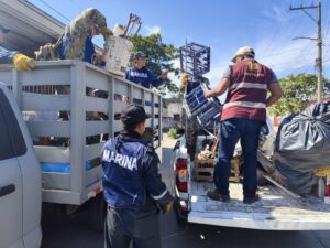 Elementos de la Secretaría de Marina participan activamente en la Campaña de descacharrización en Centla, retirando desechos que representan un riesgo para la salud pública en Tabasco.
