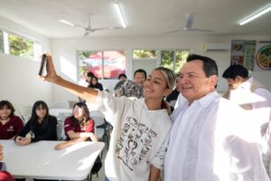 Con la participación de madres y padres de familia, autoridades estatales refrendaron el compromiso de fortalecer la educación media superior mediante obras que mejoran la convivencia, el bienestar y el desarrollo integral de las y los estudiantes.