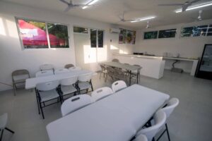 Estudiantes de la Preparatoria Estatal No. 11 agradecieron las mejoras en el plantel, destacando la nueva cafetería como un espacio digno que fortalece la convivencia y el bienestar durante la jornada escolar.