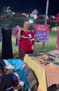 Mujeres y hombres emprendedores exhiben y comercializan productos locales como parte del Apoyo a mujeres y hombres emprendedores, una iniciativa que promueve el desarrollo comunitario y el fortalecimiento de la economía familiar en Xcumpich.