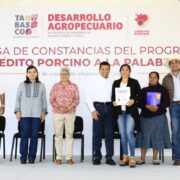 Entrega Javier May constancias del programa Crédito Porcino a la Palabra en Centro