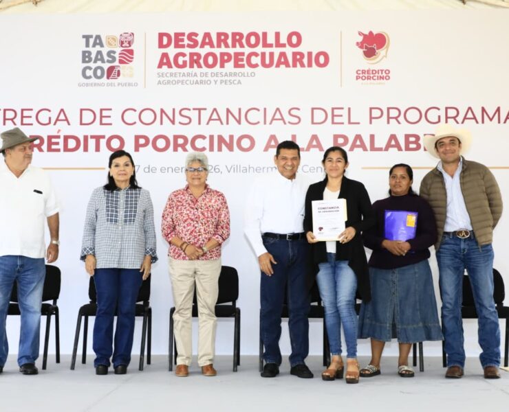 Entrega Javier May constancias del programa Crédito Porcino a la Palabra en Centro